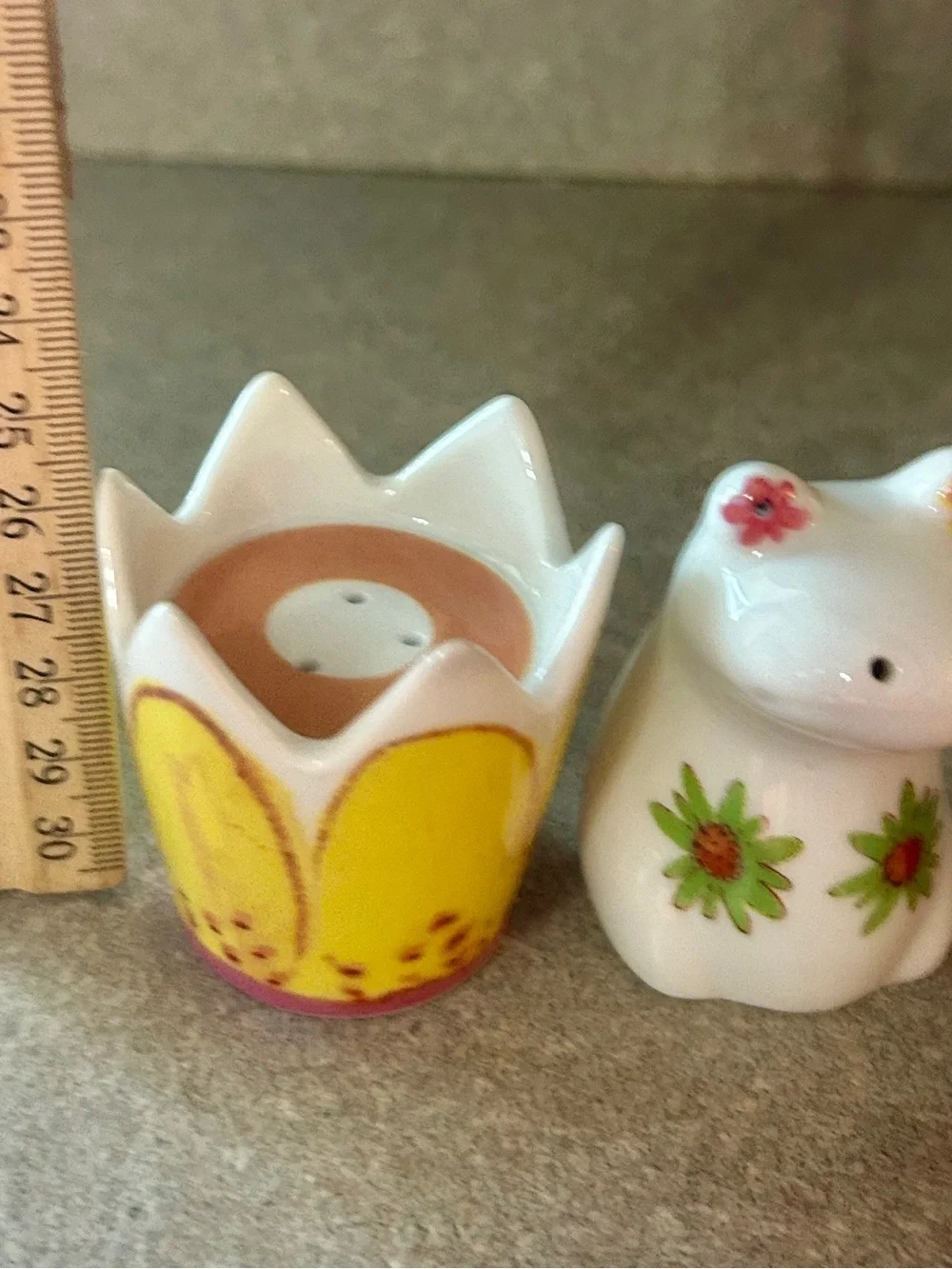 White Ceramic Frog Salt Shaker with Yellow flower pepper Shaker